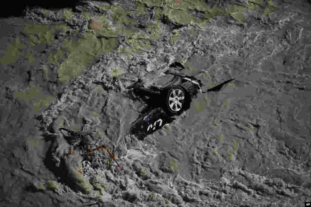 프랑스의 남동부 지역을 휩쓸고간 열대성 폭풍 알렉스의 영향으로 홍수가 발생해 자동차가 로야 강물에 떠내려가고 있다. 