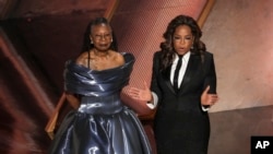 Вупи Голдберг (слева) и Опра на церемонии вручения премий «Оскар» 2 марта 2025 года, в театре Долби в Лос-Анджелесе. (Фото AP/Крис Пиццелло)