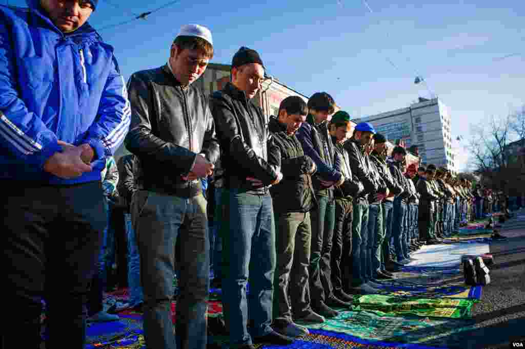 Beberapa jamaah tiba pukul 2 dini hari meski shalat Ied baru dimulai pada saat matahari terbit, atau pukul 8 pagi waktu Moskow (15/10). (Vera Undritz for VOA)