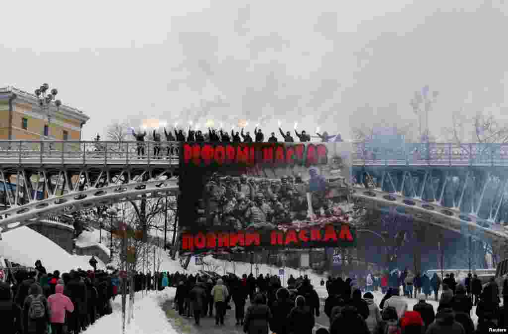 ក្រុម​សកម្មជន​ដុត​ភ្លើង​ពណ៌​អំឡុងពេល​បាតុកម្ម​ប្រឆាំង​នឹង​ការ​ពន្យាបន្ថែម​នៃ​ការ​គ្រប់គ្រង​ដោយ​កងសមត្ថកិច្ច​ នៅ​ក្រុង​កៀវ ប្រទេស​អ៊ុយក្រែន។&nbsp;