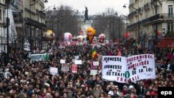 Des milliers de personnes manifestent avec une affiche mentionnant : jeunesse précarisée - jeunesse mobilisée - retrait de la législation du travail, contre un projet de loi du travail controversé du gouvernement près de la Place de la République, à Paris.