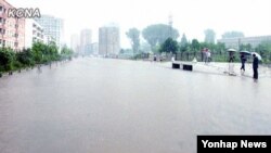 지난 2012년 8월 평양에 내린 폭우로 일부 도로가 침수되어 시민들이 통행에 불편을 겪고 있다. 물에 잠긴 평양 시내 모습이 조선중앙통신 홈페이지에 게재되었다. (자료사진)