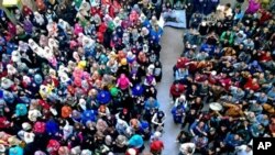 Para pendukung Presiden terguling Mohammed Morsi melakukan protes di Ain Shams, Universitas Kairo atas keputusan pengadilan Mesir, Senin (24/3).