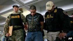 Agen-agen federal anti-narkoba AS menangkap 30 orang tersangka penyelundup kokain di bandara utama San Juan, Puerto Rico, Rabu (6/6).