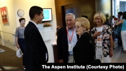 Walter Isaacson (ketiga dari kanan) Madeleine Albright (kedua dari kanan) di tengah-tengah berlangsungnya Aspen Ideas Festival (foto: The Aspen Institute).