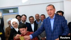 Turkish President Tayyip Erdogan casts his ballot in Istanbul