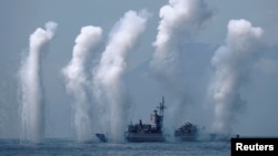 台湾诺克斯级巡航舰参加宜兰海军基地附近举行的军演。 （2018年4月13日）