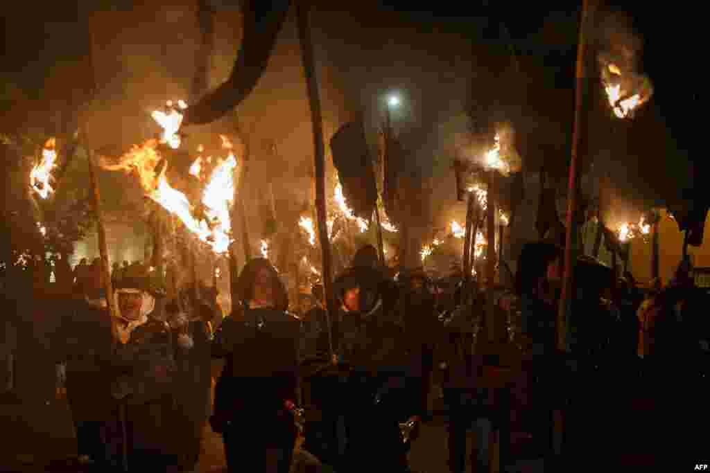 ប្រជាជនក្រុង​ Mayorga លើក​ដុំ​ក្រណាត់​ដែលត្រូវ​បាន​ដុត​បញ្ឆេះ​ ស្របពេល​ដែល​ពួកគេ​ចូលរួម​នៅ​ក្នុង​ពិធី &laquo;Vitor&#39;s Civic Procession&raquo; ក្នុង​ក្រុង Mayorga ជិត​ក្រុង Valladolid កាល​ពី​ថ្ងៃ​ទី​២៧ ខែ​កញ្ញា ឆ្នាំ​២០១៦។&nbsp;