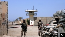 Tentara Irak menjaga penjara Abu Ghraib di pinggiran Baghdad (foto: dok). Militan melakukan serangan terpadu atas penjara Abu Ghraib dan Taji. 