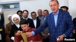 Президент Турции Реджеп Тайип Эрдоган голосует в Стамбуле. 16 апреля 2017 г.