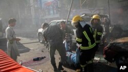 Le personnel d'urgence enlève un corps sur le lieu d'un attentat suicide meurtrier à Jalalabad, en Afghanistan, jeudi 7 juin 2018. (AP Photo)