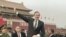 老布什就职一个月后访华1989年2月25日在天安门前向民众挥手（美联社）
