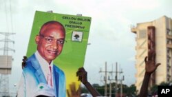 Une affiche de campagne électorale de Cellou Dalein Diallo, chef de file de l'opposition guinéenne, à Conakry, Guinée. (AP Photo/Youssouf Bah)