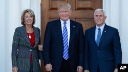 지난 19일 도널드 트럼프 미국 대통령 당선인(가운데)이 뉴저지의 트럼프내셔널골프클럽 클럽하우스에서 벳시 디보스 전 공화당 미시간주 위원장(왼쪽)과 만났다. 오른쪽은 마이크 펜스 부통령 당선인.