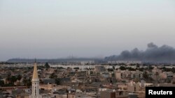 23일 트리폴리의 미스라타 민병대 진지에 공습이 이뤄진뒤 검은 연기가 피어오르고 있다.