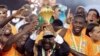 L'équipe nationale de la Côte d'Ivoire célèbre avec après le président du Parlement ivoirien, Guillaume Soro, après la victoire en la finale de la Coupe d'Afrique des nations contre le Ghana à Bata, Guinée équatoriale, 8 février 2015