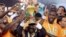 L'équipe nationale de la Côte d'Ivoire célèbre avec après le président du Parlement ivoirien, Guillaume Soro, après la victoire en la finale de la Coupe d'Afrique des nations contre le Ghana à Bata, Guinée équatoriale, 8 février 2015