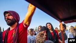 مەڕاسیمی بە خاکسپاردنی ئەندامانی هێزەکانی ئاسایشی ناوخۆ، کە لە هێرشەکانی فڕۆکەی بێفڕۆکەوانی تورکیا بۆ سەر ناوچەکانی ژێر دەسەڵاتی بەڕێوەبەرایەتی خۆسەر کوژرابوون، 7 ی دەی 2023