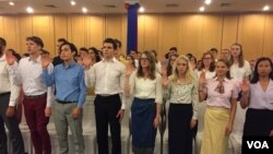 ក្រុម​អ្នក​ស្ម័គ្រចិត្ត​ភ័ស​ខ័រ (Peace Corps)​ ក្រុម​ទី ១៣ ចូលរួម​ក្នុង​​ពិធី​សច្ចាប្រណិធាន​របស់​អ្នក​ស្ម័គ្រចិត្ត ភីសខ័រ ក្រុម​ទី១៣ នៅ​ក្រុង​ភ្នំពេញ​ កាល​ពី​ថ្ងៃ​ទី១៣ ខែ​កញ្ញា ឆ្នាំ​២០១៩។ (ណឹម សុភ័ក្រ្តបញ្ញា/VOA) 