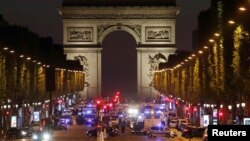 20일 프랑스 파리 경찰이 샹젤리제 총격 사건 발생 현장을 통제하고 있다. 괴한의 총격으로 경찰관 1 명이 숨졌다.