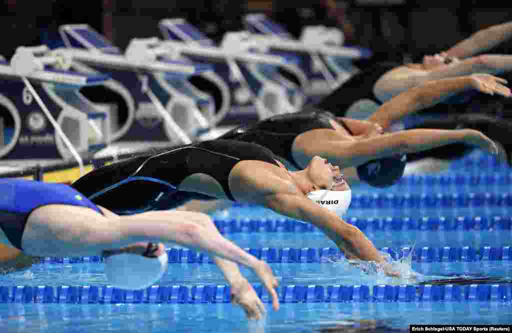Maya Dirado menukik dari blok pengawal pertandingan selama pertandingan pendahulan gaya bebas 200 m wanita dalam latihan percobaan tim renang Olympiade AS di Century Link Center di Omaha, Nebraska.