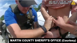 佛罗里达州马丁县警长办公室发布的穿戴式摄像机录像截图显示执法人员逮捕了劳斯。他涉嫌于2024年9月15日刺杀当时共和党总统候选人特朗普。