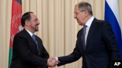 지난 7일 러시아 모스크바에서 세르게이 라브로프 러시아 외무장관(오른쪽)이 살라후딘 라바니 아프가니스탄 외무장관과 만나 악수하고 있다. 