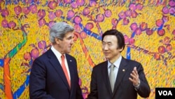 2013年4月12美国国务卿克里（左）到达首尔和韩国外交通商部长官尹炳世（右）在举行会谈前握手拍照