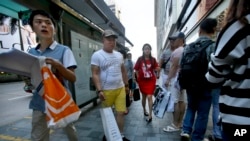 中国大陆游客在香港采购。（美联社资料图）