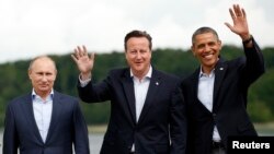 18일 북아일랜드에서 열린 주요 8개국 정상회담에서 기념 촬영 중인 바락 오바마 미국 대통령과 데이비드 캐머런 영국 총리, 블라디미르 푸틴 러시아 대통령(오른쪽 부터).