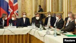 រូបឯកសារ៖ ប្រធានផ្នែកចរចាកិច្ចព្រមព្រៀងនុយក្លេអ៊ែរអ៊ីរ៉ង់​លោក Ali Bagheri Kani និងសមាជិកគណៈប្រតិភូអ៊ីរ៉ង់ រង់ចាំការចាប់ផ្តើម​កិច្ចប្រជុំ​របស់​គណៈកម្មការ​ចម្រុះ​នៃ​សន្ធិសញ្ញាផែនការសកម្មភាពរួមគ្នាដោយទូលំទូលាយ JCPOA នៅ​ទីក្រុង​វីយែន ប្រទេស​អូទ្រីស កាលពីថ្ងៃទី២៩ ខែវិច្ឆិកា ឆ្នាំ២០២១។