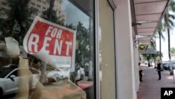 佛罗里达州迈阿密海滩的一家商店店面正在转让租赁。（2020年7月13日）