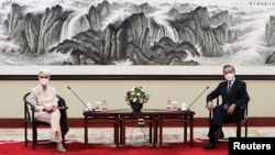 美国副国务卿谢尔曼在天津与中国外长王毅会面。（2021年7月26日）