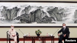 美国副国务卿谢尔曼在天津与中国外长王毅会面。（2021年7月26日）