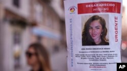 Pamflet sa likom Ana Marije Knežević Enao, nestale Amerikanke kolumbijskog porekla, na ulici u Madridu, 16. februara 2024. godine (Foto: AP/Manu Fernandez) 