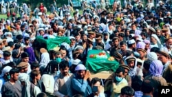 حمل اجساد شهروندان غیرنظامی که طی نبرد بین طالبان و نیروهای امنیتی افغانستان کشته شدند. بدخشان، شمال افغانستان - ۴ ژوئیه ۲۰۲۱