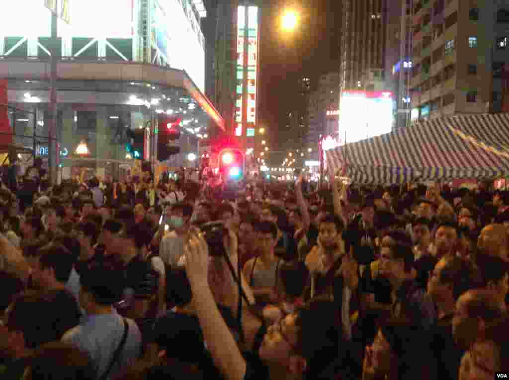 旺角爆发支持和反占中人士的大规模对峙 (美国之音海彦拍摄) 