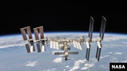 俄罗斯联盟号宇宙飞船2018年10月4日与国际空间站脱离后，宇航员从飞船上拍摄的国际空间站照片，