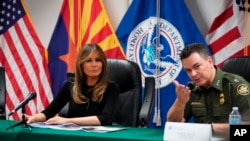 美国第一夫人梅拉妮娅·川普在访问位于亚利桑那州图森的一处美国海关与边境保护局设施期间与美国边境巡逻局图森段总巡逻员鲁道夫·卡里什交谈。（2018年6月28日）