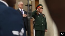 8일 제임스 매티스 미국 국방장관(왼쪽)이 펜타곤에서
응오 쑤언릭 베트남 국방방관과 만남을 가졌다.