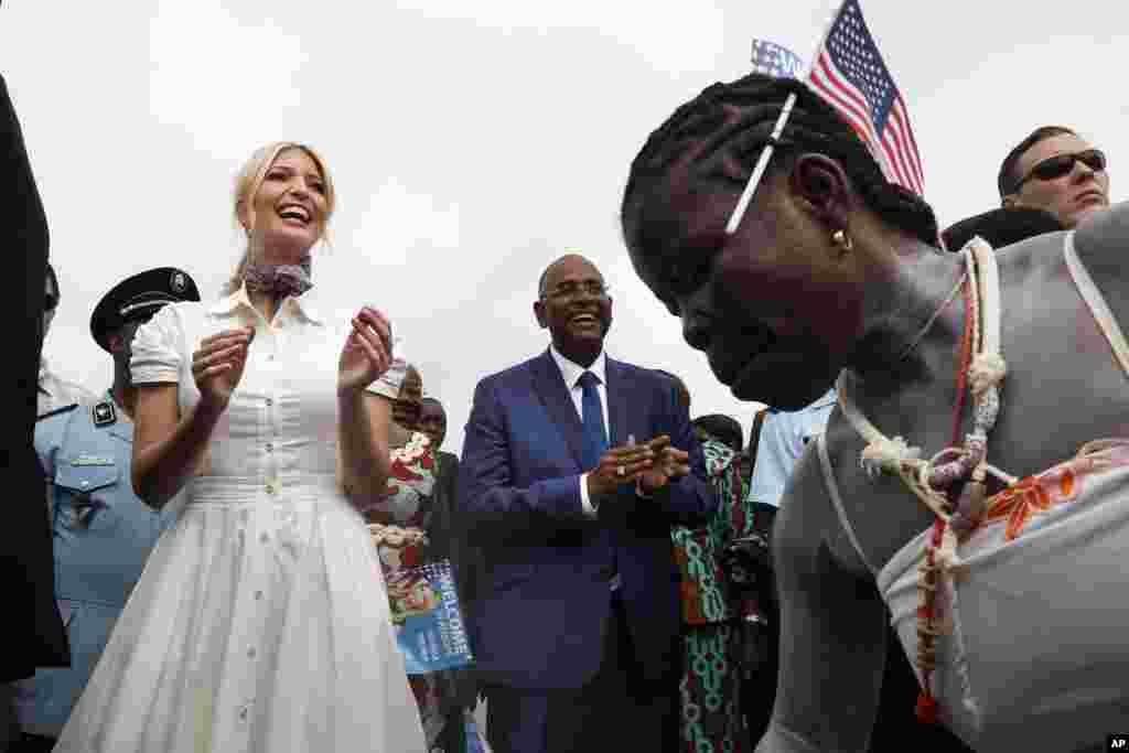 美国白宫高级顾问伊万卡&middot;特朗普2019年4月17日抵达科特迪瓦的阿佐佩 ，当地女子以舞蹈欢迎她，伊万卡也加入舞蹈。她在当地宣布美国国际开发署(USAID)和私营企业将向可可行业的女性提供200万美元的资助。女性经营的农业合作社&ldquo;凯亚&rdquo;就是一个范例。伊万卡&middot;特朗普说：&ldquo;想象一下，如果我们新增300多个这样的组织，那会有多少女性从中受益。&rdquo;特朗普政府创立了促进发展中国家女性就业的新项目&ldquo;妇女全球发展和繁荣计划&rdquo;，旨在帮助&ldquo;凯亚&rdquo;这类项目中的女性。世界可可基金会的蒂姆&middot;麦考伊说：&ldquo;伊万卡明显受到了非常热烈的欢迎，显然，这些女性对美国正在进行的投资非常兴奋，她们也加快了投资步伐。&rdquo; &nbsp;