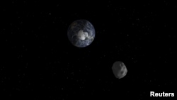 Астероид 2012DA14 во время прохождения системы Земля-Луна на высоте 28000 километров. 15 февраля 2013 года