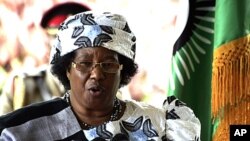 Malawi's President Joyce Banda gives a press conference in Lilongwe, April 10, 2012. 
