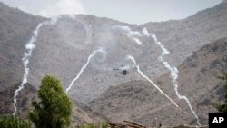 2011년, 미군 주도 연합군이 아프간 낭가하르주에서 탈레반 은신처로 보이는지역을 공습하는 모습(자료사진)