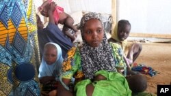 Une famille ayant fui Boko Haram, dans le camp de réfugiés de Minawao, au Cameroun. (AP Photo/Edwin Kindzeka Moki)