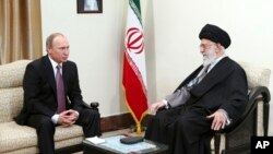 23일 이란을 방문한 블라디미르 푸틴 러시아 대통령(왼쪽)이 수도 테헤란에서 아야톨라 알리 하메네이 최고지도자와 만났다.