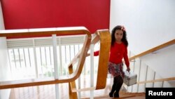 دختر بچه با جعبه لوازم آرایش