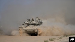 ​ລົດ​ຖັງ ອິ​ສ​ຣາ​ແອ​ລ ເຄືຶ່ອນ​ໄຫວ​ຢູ່​ເຂດ​ຊາຍ​ແດນ​ລະ​ຫວ່າງ ອິ​ສ​ຣາ​ແອ​ລ ແລະ ກາ​ຊາ, ໃນ ອິ​ສ​ຣາ​ແອ​ລ, 12 ກໍ​ລະ​ກົດ 2024. (AP Photo/Tsafrir Abayov)