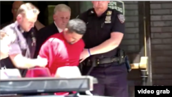 Polisi menangkap Richard Rojas, pengendara sedan merah yang menewaskan seorang perempuan berusia 18 tahun dari Michigan di di Times Square, New York, Kamis, 18 Mei 2017. (Foto: VOA/Video Screen shot)