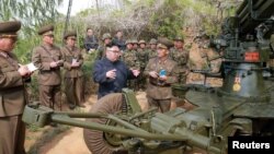 김정은 북한 국무위원장이 연평도가 앞에 보이는 서해 최남단 장재도방어대와 무도영웅방어대를 시찰해 '전투동원 준비실태와 군인생활 문제'를 파악했다고 '조선중앙통신'이 5일 보도했다. 